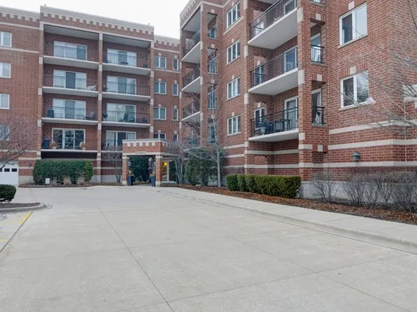 455 W Front St APT 303, Wheaton, IL 60187
