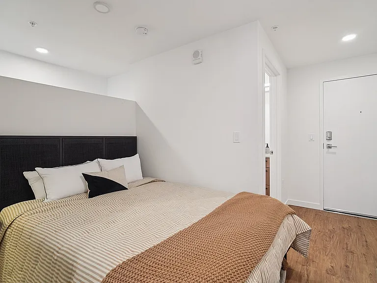 20-web-or-mls-21st Ave S-0606-020