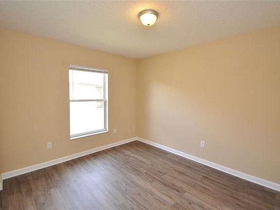 5th image of 29 Eton Ln #A