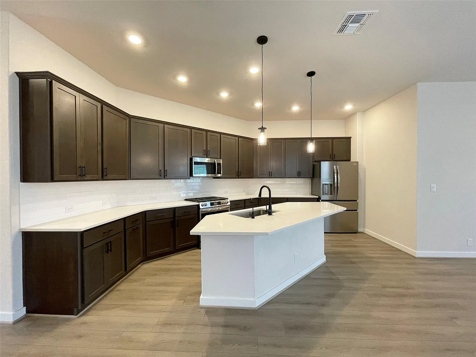 3 bed, 2.0 bath, 1970 sqft, $2,250 — Photo 4