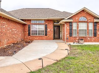 724 E Pointe Court Ln, Mustang, OK 73064