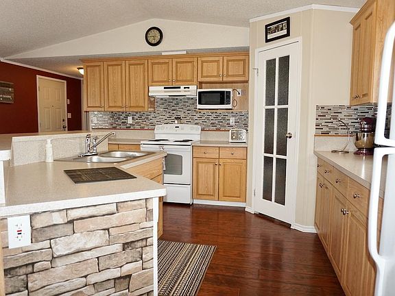 5th image of 407 Oak Wood Cres NW
