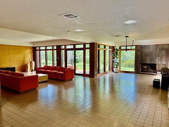 2nd image of 504 Live Oak Rd