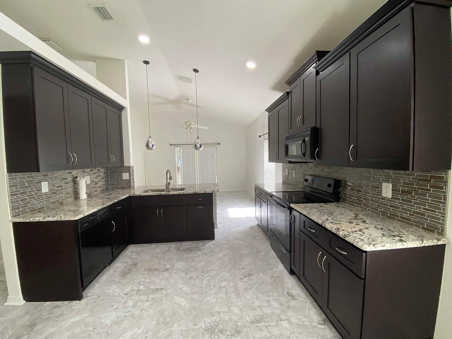3 bed, 1752 sqft, $2,450 — Photo 2