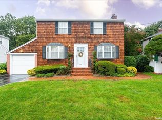 10 Roydon Dr W, Merrick, NY 11566