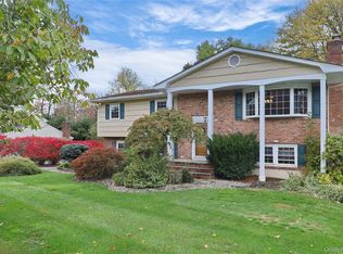 12 Lilac Ct, Nanuet, NY 10954