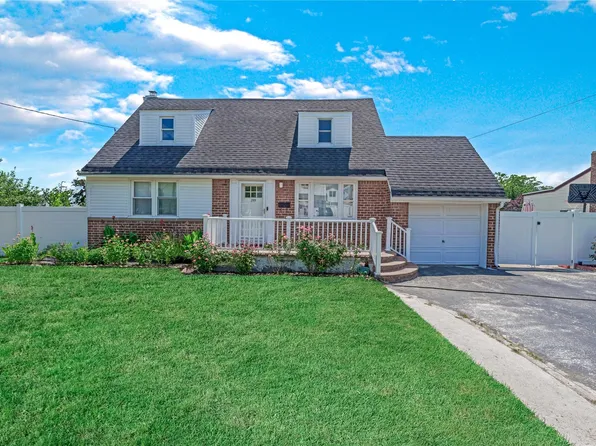 199 Guildford Ct, West Hempstead, NY 11552