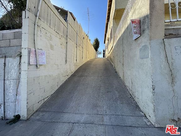 4th image of 2526 E Alcazar St