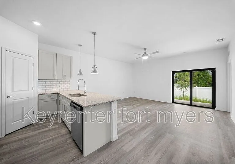 4716 29th St SW — Photo 8