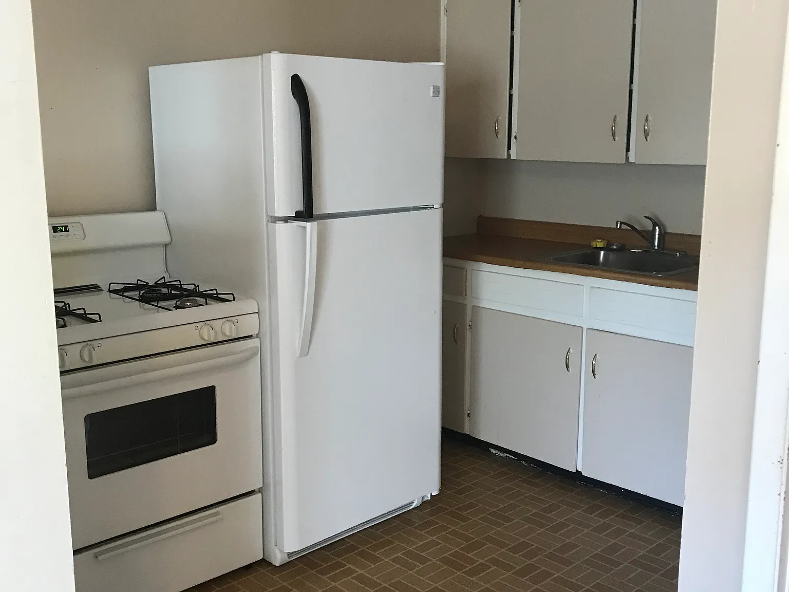 324 E Adams St — Photo 3