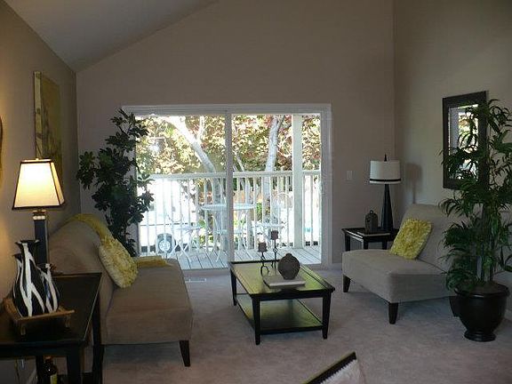 4th image of 1383 Pinehurst Sq