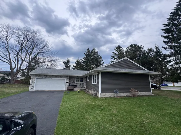 8 Hillview Dr, Rochester, NY 14622