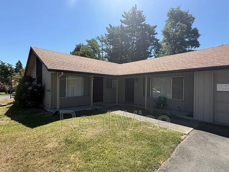 1223 NW Highland Ave #B — Photo 2