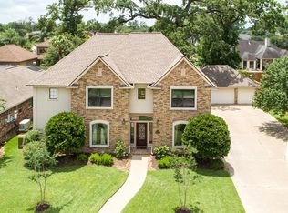 114 Arrowhead Dr, Lake Jackson, TX 77566