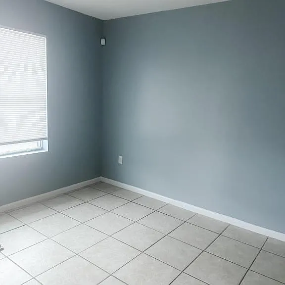 1100 Pineland Ave — Photo 2