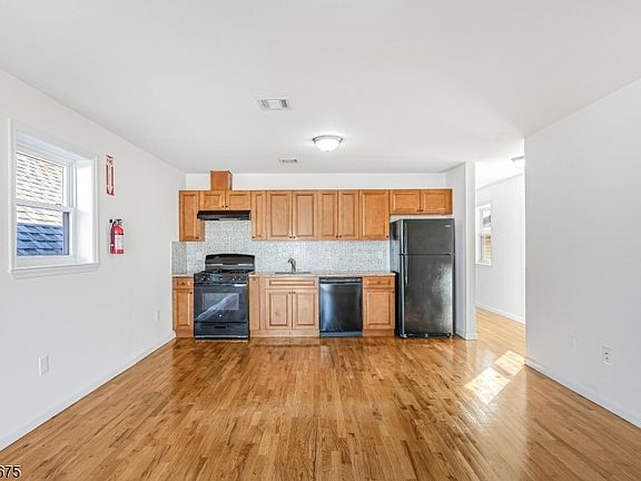 3rd image of 326 Magnolia Ave