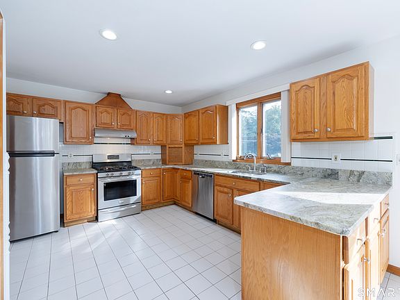 5th image of 555 Roses Mill Road