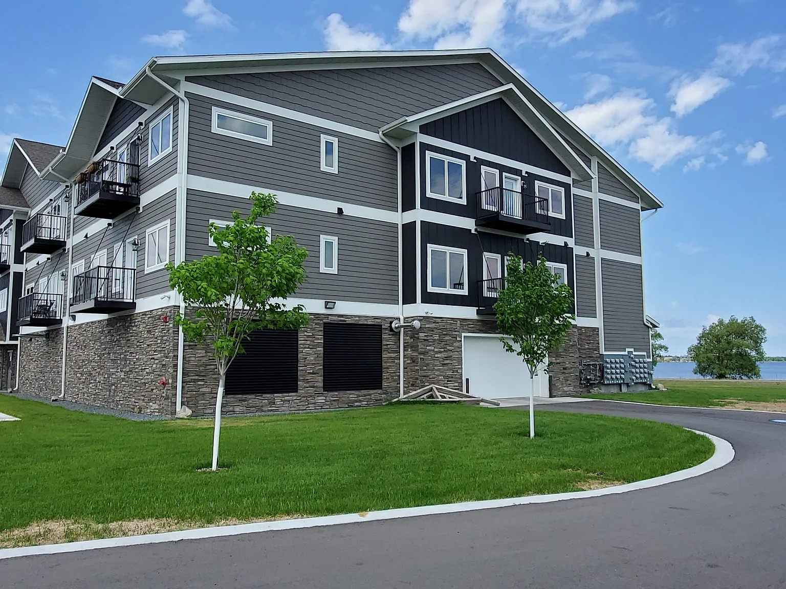 715 Lake Shore Dr NE — Photo 4