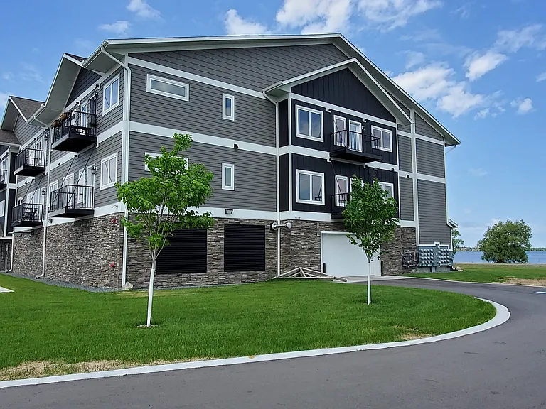 715 Lake Shore Dr NE #104 — Photo 4