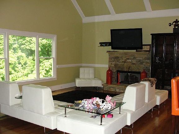 5th image of 4010 Lantern Hill Dr