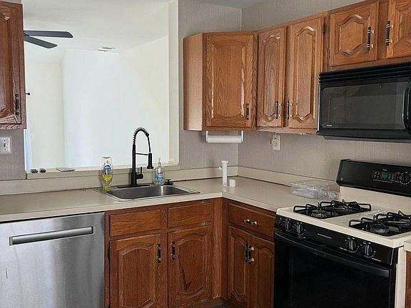 3rd image of 6 Stuyvesant Ct