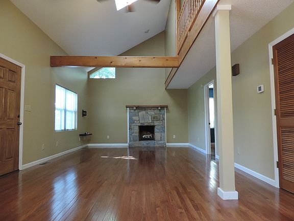3rd image of 404 Wintergreen Dr
