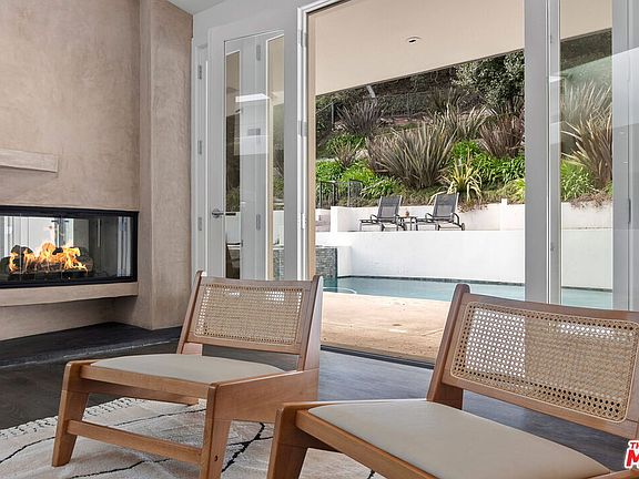 4th image of 1563 N Doheny Dr