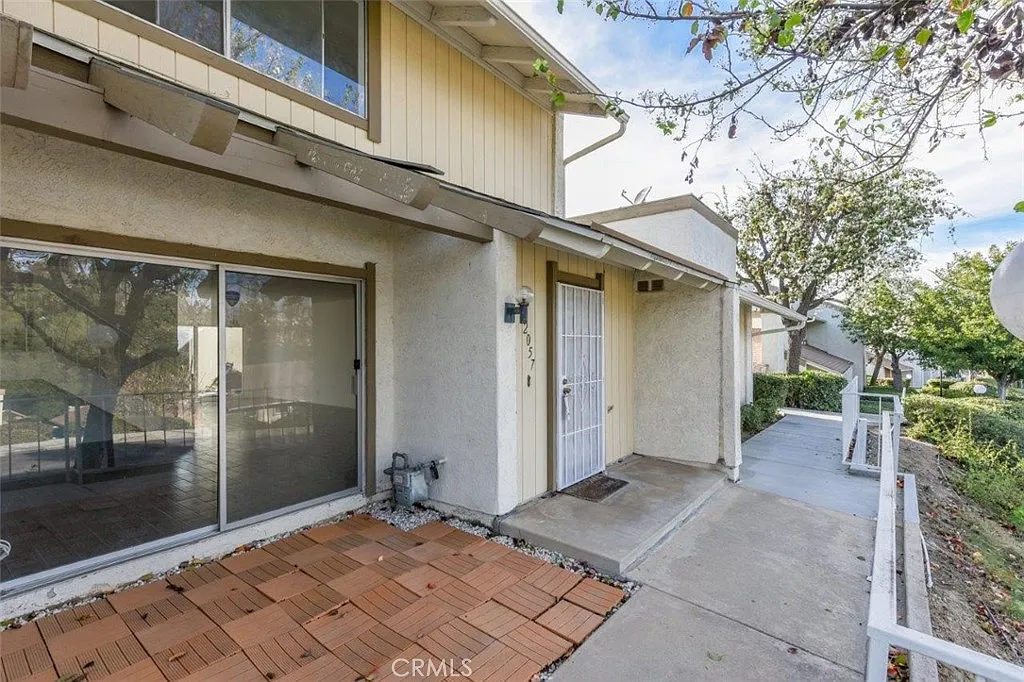 2 bed, 2.5 bath, 1295 sqft, $2,800 — Photo 1
