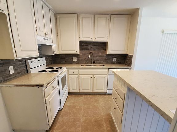 2nd image of 15-324 Chestnut Hill Ct #15