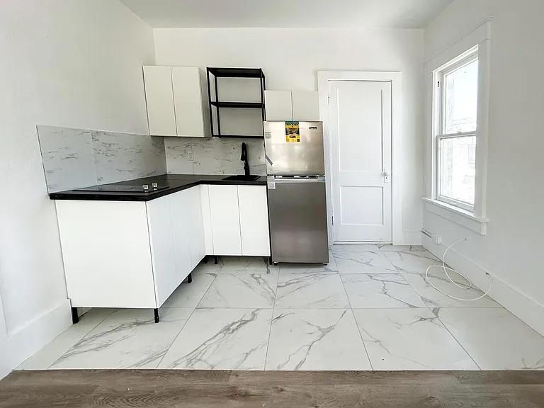 2015 NW 4th St — Photo 5