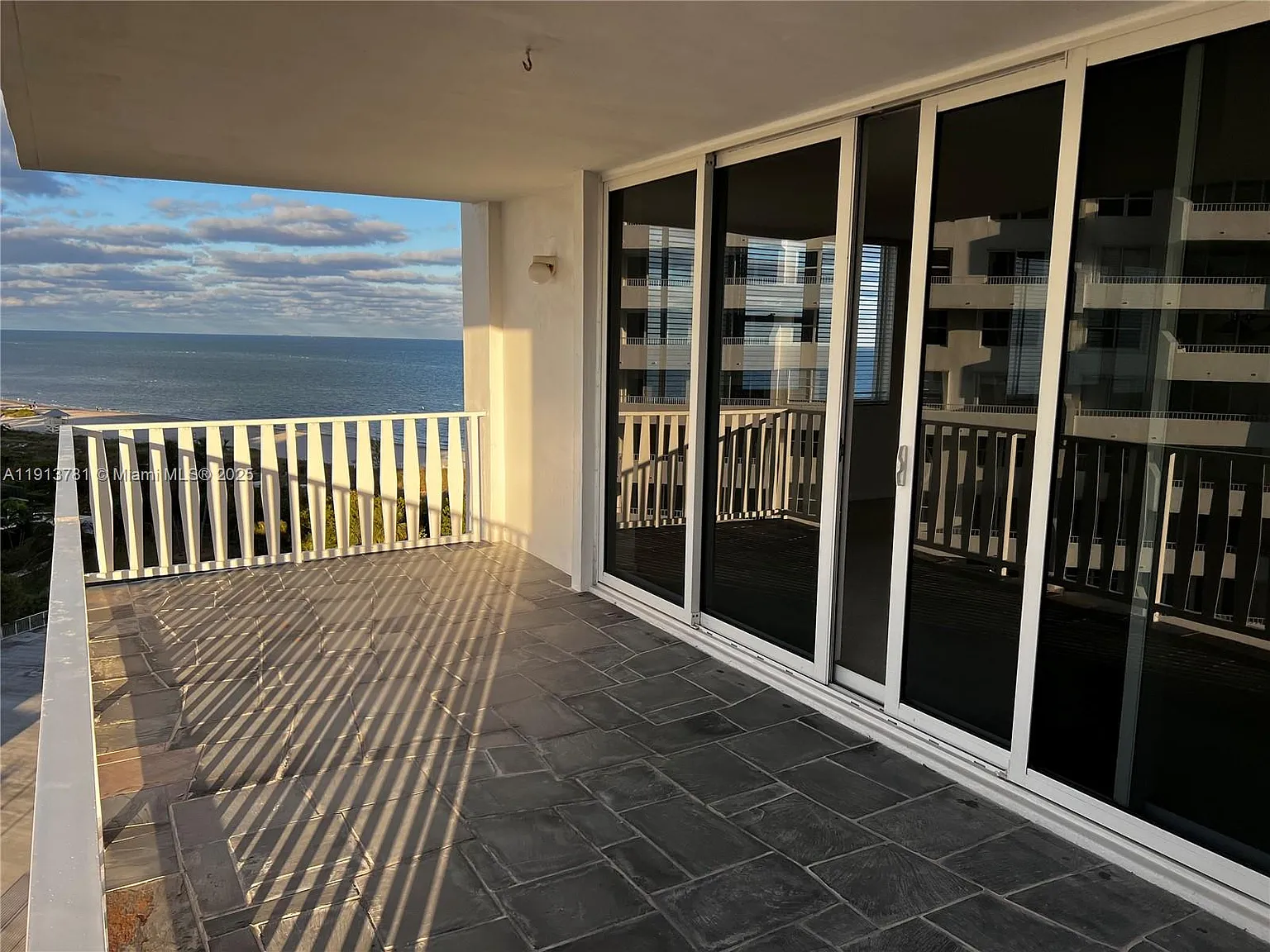 Island House — Photo 3