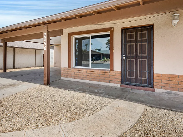 2056 W Des Moines Cir — Photo 32