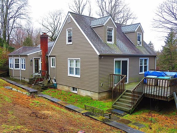 5th image of 219 Locust Ave
