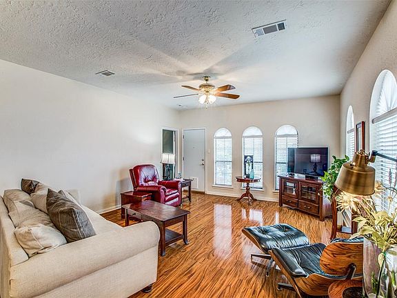 5th image of 4800 Meadowood Dr