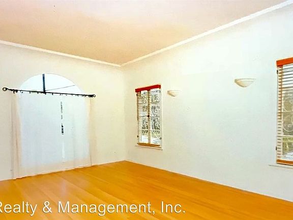 5th image of 865 S Shenandoah St APT 103