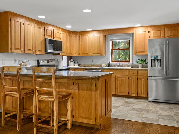4th image of 27 Hemlock Ridge