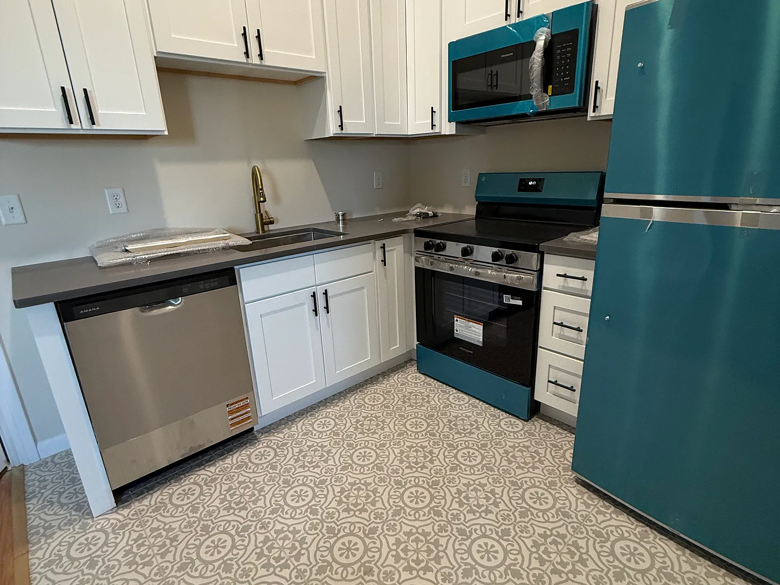 Studio, $1,000 — Photo 2