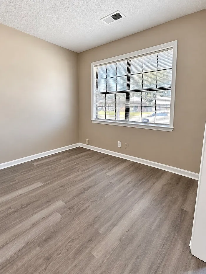 5 bed, 2.0 bath, 2487 sqft, $1,895 — Photo 3