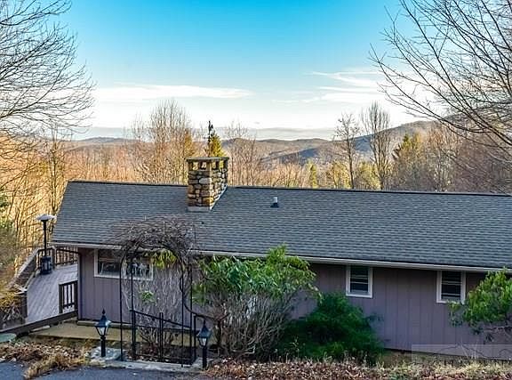 2nd image of 209 Knob Hill Ln
