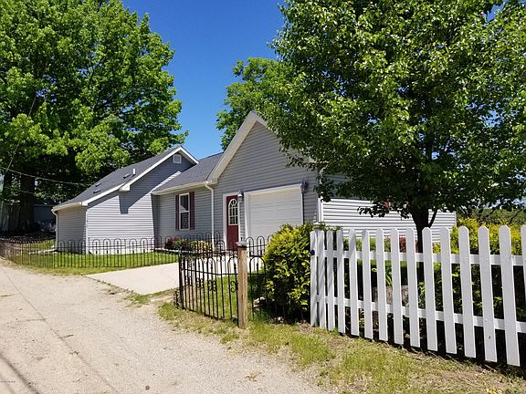 5th image of 11810 Maywood Dr NE