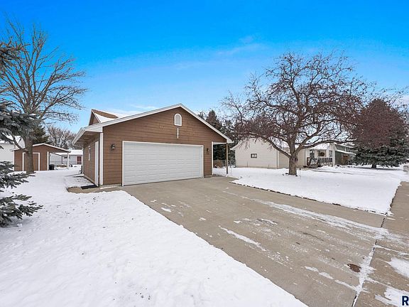 3rd image of 116 W Birchwood Dr