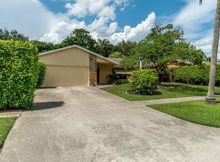 4587 Blue Pine Cir, Lake Worth, FL 33463