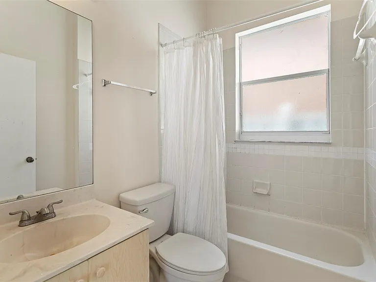 2215 NW 76th Ter — Photo 31