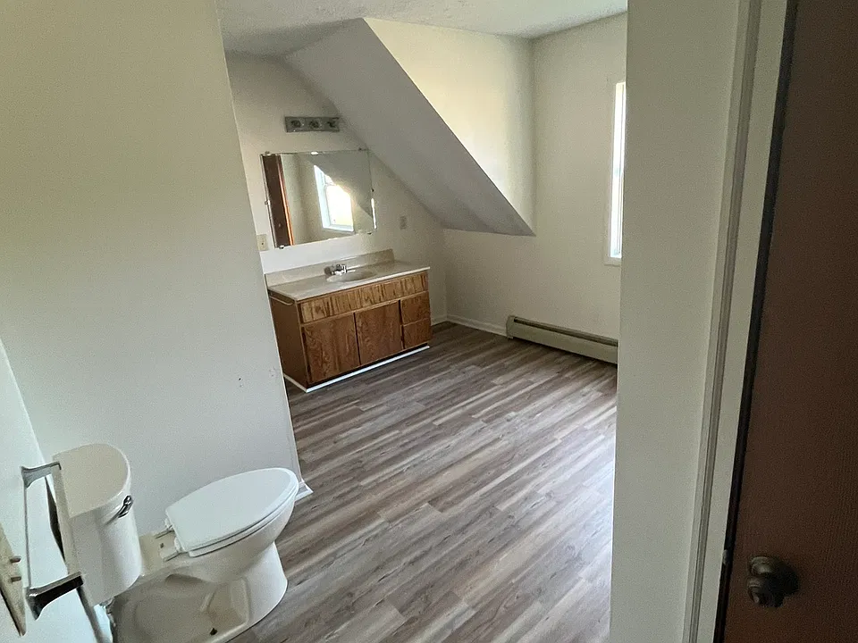 upper floor full bathroom