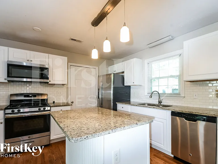 2080 Bishop Dr — Photo 5