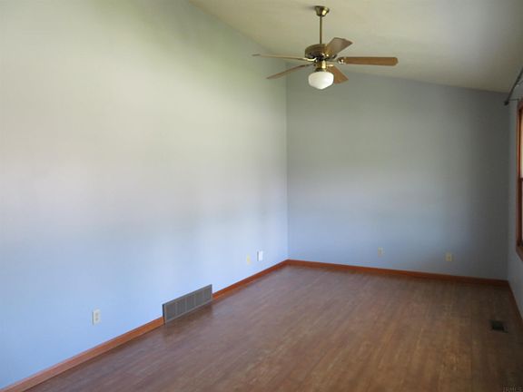 3rd image of 939 Colonial Manor Dr
