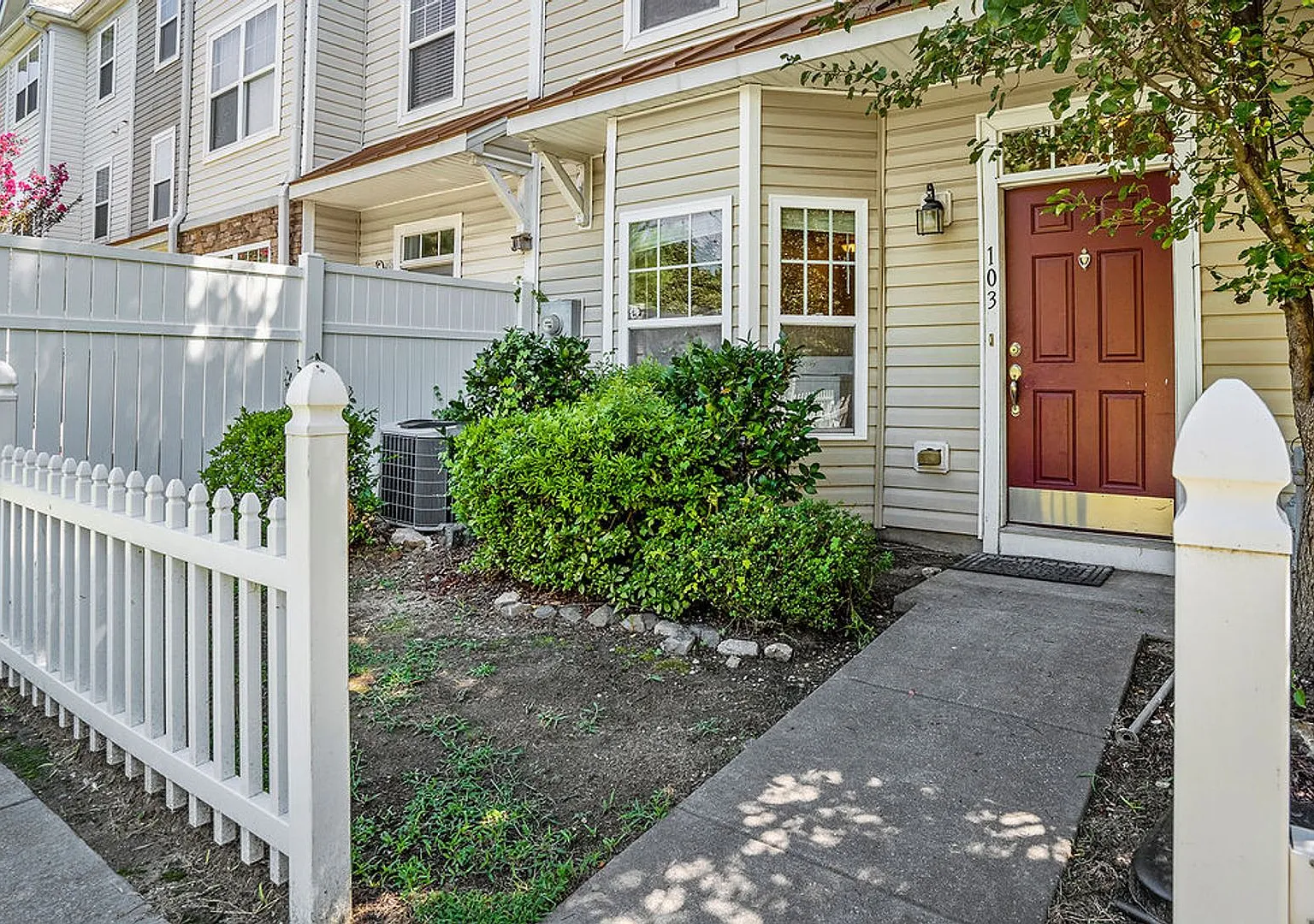 Available For Quick Move-In- New Paint-- Incentives Apply- $1000 Off First Month's Rent-See It To... — Photo 1