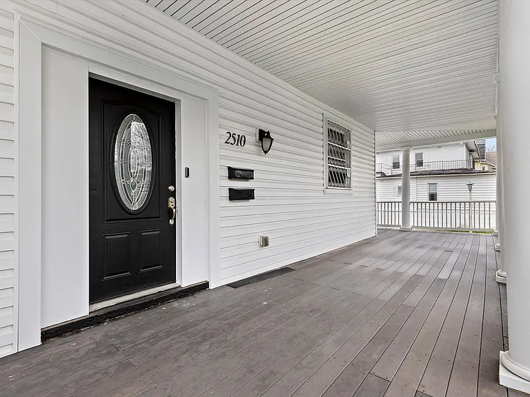2510 Roslyn Ave — Photo 4