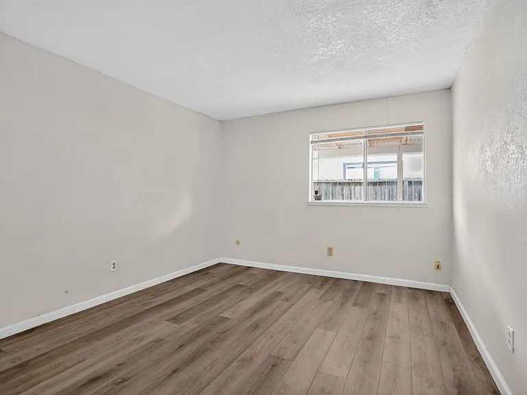 2524 Pemberton Ct — Photo 18