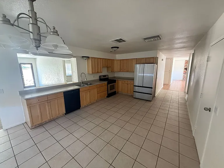 208 W Mariposa Ave — Photo 16